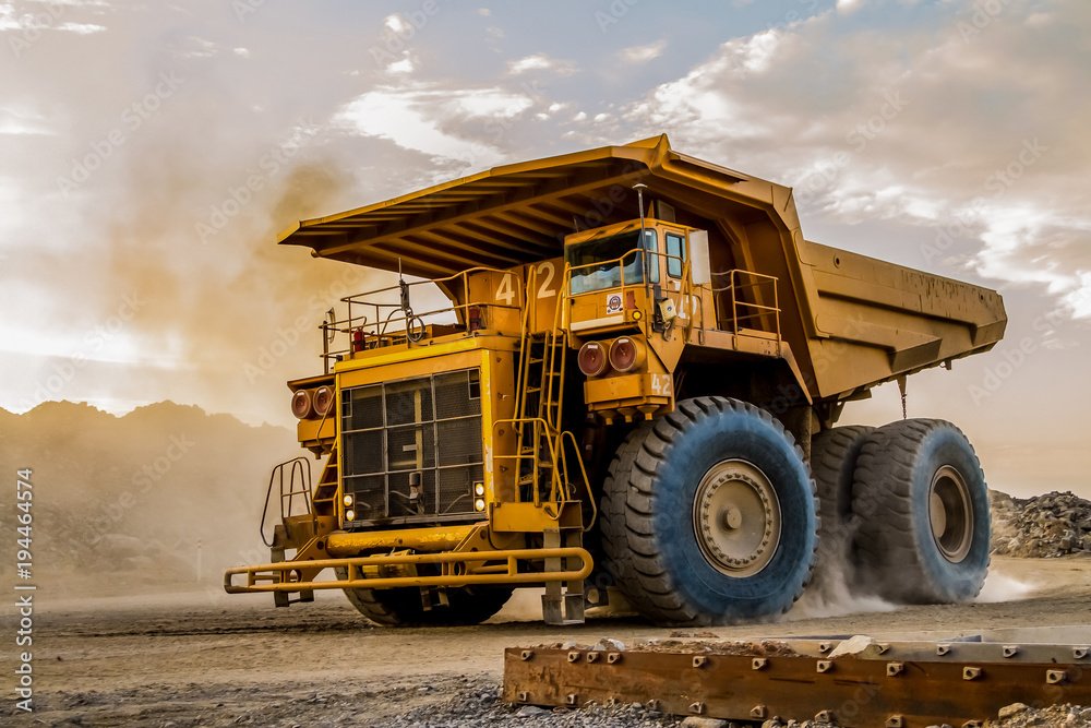 Heavy duty mining dumper